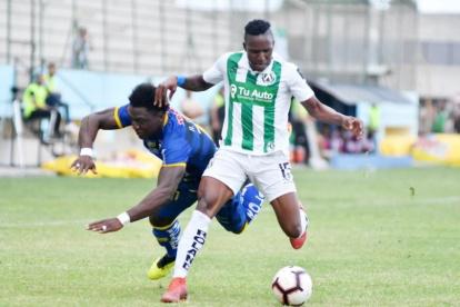 El lateral zurdo, José Hernández (d), disputa una pelota con Roberto Ordóñez de Delfín.