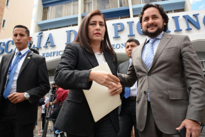 El ministro de Telecomunicaciones, Andrés Michelena, y la secretaria Jurídica de la Presidencia, Johana Pesántez, presentaron una denuncia en contra de José Tuárez.