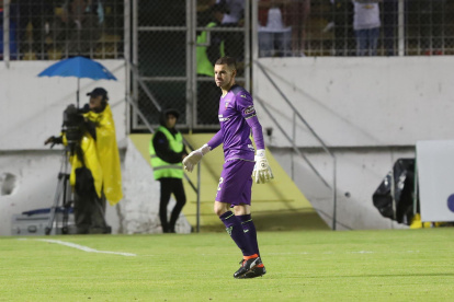 Adrián Gabbarini salió lesionado en el primer tiempo del juego que sostuvo Liga de Quito ante Aucas.