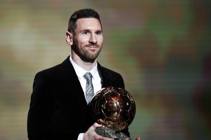 Lionel Messi recibe el Balón de Oro de 2019.