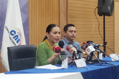 La presidente del CNE, Diana Atamaint, en rueda de prensa en la Delegación Electoral del Guayas.