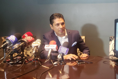 Fernando Balda reproduce algunos de los audios.