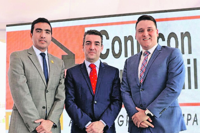 Ayer se firmó la adenda al contrato de concesión entre Contecon (a cargo del puerto hasta 2027), la Autoridad Portuaria de Guayaquil y la Subsecretaría de Puertos y Transporte Marítimo. Héctor Plaza, José Antonio Contreras y Eduardo Aguirre, titulares de las entidades, salen en la foto.