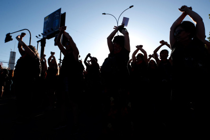Origen. La puesta en escena de Las Tesis comenzó en Chile y se ha replicado en ciudades de todo el mundo. En la imagen, una de las convocatorias en Santiago de Chile.
