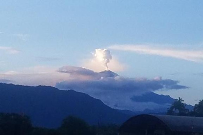 El Instituto Geofísico reportó hoy una ligera caída de ceniza en poblaciones del austro ecuatoriano.