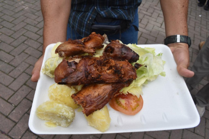 Presentación. El plato tradicional de cuy incluye papa y yuca cocinada, además de una ensalada fresca. Hay quienes innovan con otros variantes.