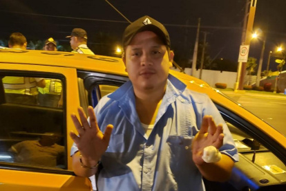 Tras el incidente, el conductor del taxi resultó con un dedo lastimado.