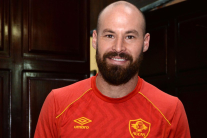 Tévez nació en Punta Alta, Argentina. Hizo las Inferiores en Sporting Punta Alta, de esa ciudad.