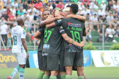 Celebración. Carlos Luis Espínola celebra uno de sus goles goles frente a Liga de Portoviejo.