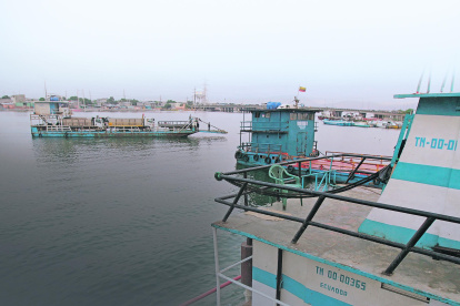 Las gabarras zarpan llevando insumos y regresan con los frutos del mar. Las barcazas cobran más o menos 1.000 dólares por una hora de navegación