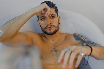 El artista cuencano está feliz por superar el millón de streams en Spotify.