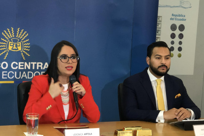 La gerenta del BCE, Verónica Artola, mostró lingotes de oro refinados.