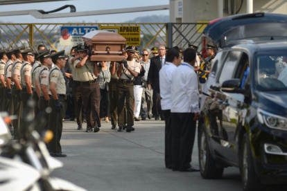 El cuerpo fue transportado por miembros de la Policía Nacional