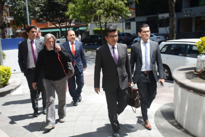 Sesión. Los representantes de los empresarios llegaron ayer a la reunión en el Ministerio del Trabajo.