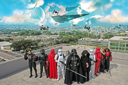 La Legión 501 con sus trajes: Silvia Suescum (Comandante Iden Versio), César Córdova (Shadow Trooper), Sergio Palma (Royal Guard), Washington Andrade (Stormtrooper), Francisco Narváez (Darth Vader), Édgar Córdova (Emperador Palpatin), Paúl Fernández (Stormtrooper), Cristian Quiñónez ( Magma Trooper), Pachita de Quiñónez (Mara Jade) y Verónica Yandun (Imperial Knight).