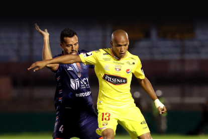 Imagen de archivo. Ely Esterilla disputando un balón con Leandro Fleitas durante un partido amistoso entre el Club Deportivo Universidad César Vallejo y el Barcelona Sporting Club.