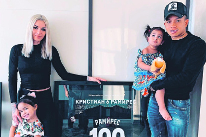 El jugador junto a su familia. Dice sentirse satisfecho por lo que ha conseguido estos años en Europa.