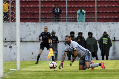 El arquero nacionalizado ecuatoriano ganó cuatro campeonatos nacionales con Emelec. (2013, 2014, 2015, 2017).