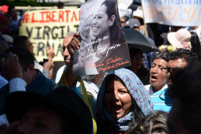 Simpatizantes de la prefecta de Pichincha, Paola Pabón, se concentraron el martes en los exteriores de la Corte Provincial de Justicia para reclamar su liberación.