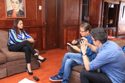 Paola Pabón cumplió una agenda de medios al retomar sus actividades en la prefectura, luego de estar 72 días en prisión.