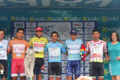 Byron Guamá (c) y Pablo Caicedo (i) fueron protagonistas de la Vuelta a Costa Rica