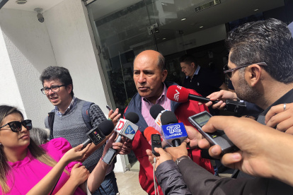 Édgar Sarango, representante de los trabajadores ante el Consejo Nacional de Trabajo y Salarios (CNTS), a su salida de la reunión de este 27 de diciembre.