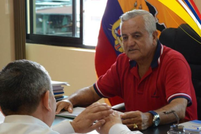 El prefecto Chávez en una  reunión con miembros de la Mancomunidad de Gobiernos Autónomos Provinciales de la Región Amazónica del Ecuador el pasado 16 de diciembre.