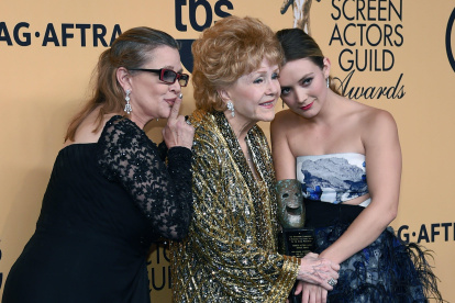 Imagen de archivo. Carrie Fisher junto a su madre, Debbie Reynolds, y su hija, Billie Lourd.