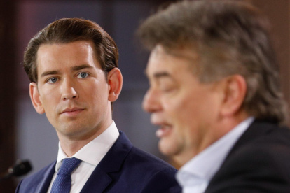 Sebastian Kurz (Izq.) junto al líder político Werner Kogler.