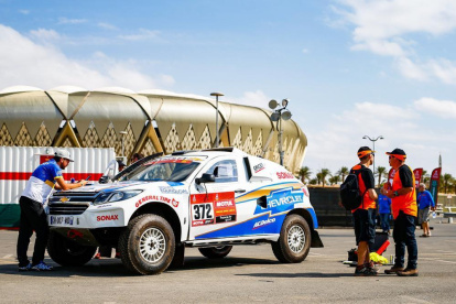 El piloto ecuatoriano Sebastián Guayasamín (i) junto al auto con el que competirá en el rally Dakar a desarrollarse en Arabia Saudita.