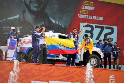 El piloto ecuatoriano Sebastián Guayasamín durante su paso por el podio de presentación del Dakar 2020.