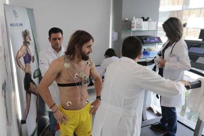 El volante argentino Alejandro Frezzotti durante los chequeos médicos con el Aucas.