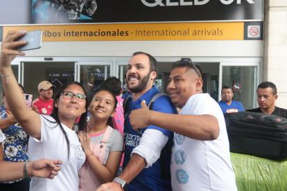 El volante charrúa no tuvo reparos en frenar para sentir el cariño de la gente azul.