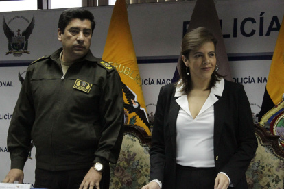 Villegas junto a María Paula Romo, en la rueda de prensa donde anunciaron los resultados de las recientes manifestaciones por las medidas económicas.