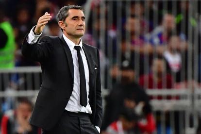 Ernesto Valverde, entrenador del FC. Barcelona, da instruciones durante la derrota de los catalanes en Arabia Saudita.