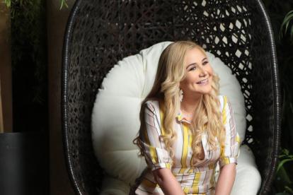 En la foto la doctora aparece con Valentín, de raza boston terrier, un regalo de su padre realizado hace cinco años.