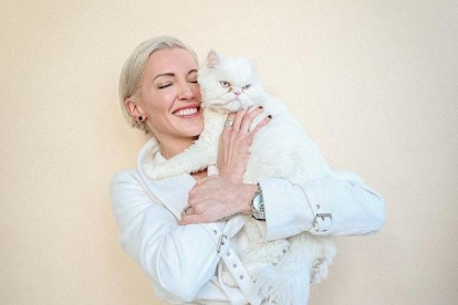 Katie Cassidy eliminó de sus redes sociales, todas las fotos que tenía con Mattew Rodgers. Aquí con Carlos, su gato.