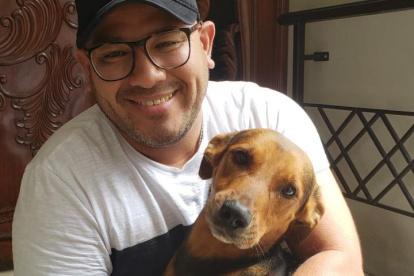 Adolfo y una de sus mascotas. Todos sus canes están esterilizados. Los pequeños pasan en su dormitorio y los grandes en la terraza.