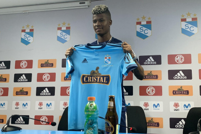 El ofensivo Washington Corozo muestra la casaquilla de Sporting Cristal