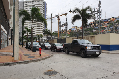 Actualmente, Puerto Santa Ana es una zona de alto tráfico vehicular, criticado por su falta de parqueos.