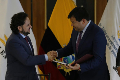 Andrés Michelena entregó a César Litardo el proyecto de Datos Públicos en septiembre 2019