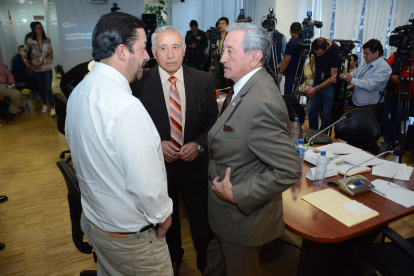 Comparecencia. El ministro de Defensa, Oswaldo Jarrín, junto a los legisladores Fabricio Villamar y René Yandún, en la Comisión de Soberanía.