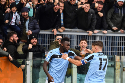 Felipe Caicedo celebra con el delantero italiano de Lazio, Ciro Immobile, después de abrir el marcador.