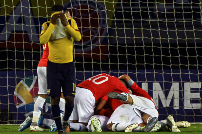 Los jugadores chilenos festejan tras marcar en la victoria por 3-0 sobre Ecuador.