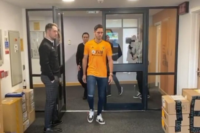 Pablo, padre de Leonardo, publicó una foto en sus redes sociales, donde se le veía al jugador con la camiseta de su nuevo club.