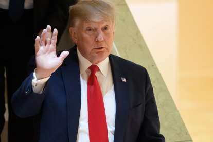 El presidente Donald Trump participa en el Foro Económico Mundial en Davos (Suiza), mientras en su país arrancó el juicio político en su contra.