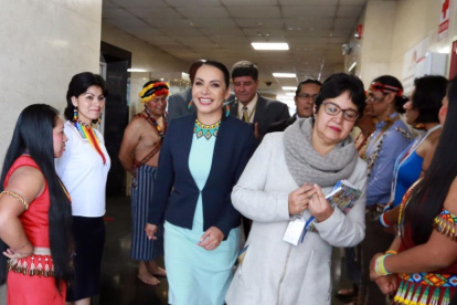La presidenta del CNE, Diana Atamaint a su ingreso a Fiscalización fue recibida por indígenas amazónicos