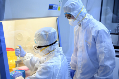 Tianjin (China), 28/01/2020.- A picture released by Xinhua News Agency shows researchers subpackage the 2019-nCoV detection reagents at a company in Wuqing District, Tianjin Municipality, China, 27 January 2020 (issued 28 January 2020). The company"s first batch of the 2019-nCoV detection reagent boxes for 10,000 people has been sent to Wuhan for free. The outbreak of coronavirus in China has so far claimed at least 100 lives and infected more than 4,500 others, according to media reports. EFE/EPA/MA PING MANDATORY CREDIT EDITORIAL USE ONLY/NO SALES CHINA WUHAN CORONAVIRUS
