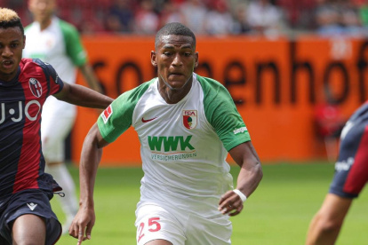 Carlos Gruezo busca afianzarse con un lugar entre los estelaristas del Augsburgo.