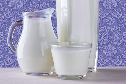 Es cierto lo que has escuchado... un vaso de leche con miel estimulan el sueño.